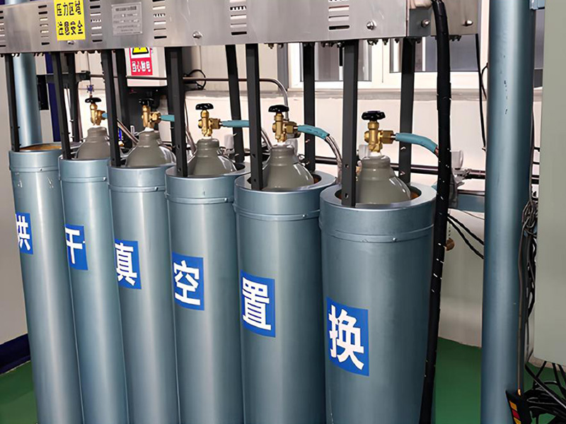 電子氣體級匯流排，自動化控制加熱烘干真空置換裝置 2 套(6 工位，8 工位)可以同時處理 14 支直徑小于 250 的鋼瓶